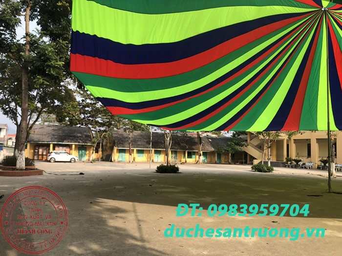 du-tron-su-kien-ngoai-troi dù che sân trường mát mẻ